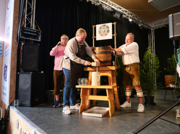 Sportfreunde feiern zünftig - Frühschoppen in der Sportfabrik